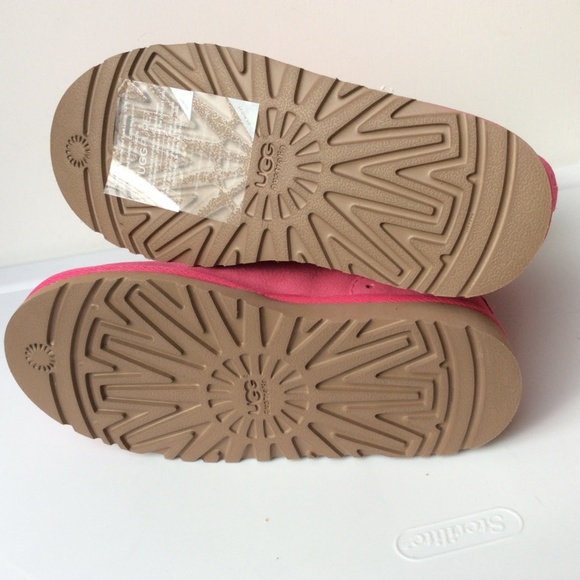 NIB! UGG Kids Classic Short - Picture 2 of 4